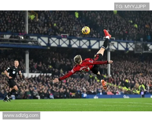 球星足球倒钩进球精彩瞬间解析与技术难度的深度剖析 球星足球倒钩进球精彩瞬间解析与技术难度的深度剖析