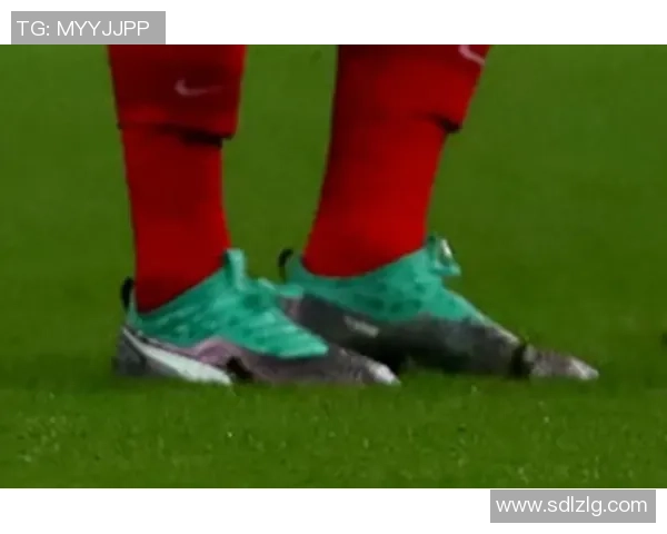 足球巨星亲自上脚实测新款战靴展现速度与力量的完美融合 足球巨星亲自上脚实测新款战靴展现速度与力量的完美融合